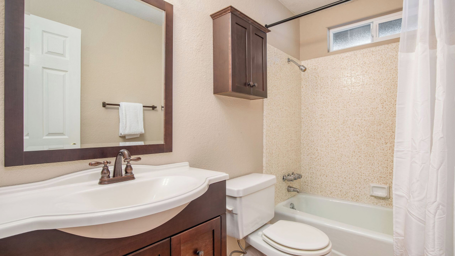 Bathroom 4, 2 Decks, Views, Firepit Cozy Modern & Relaxing Home Blue Spruce by Avantstay, San Bernardino