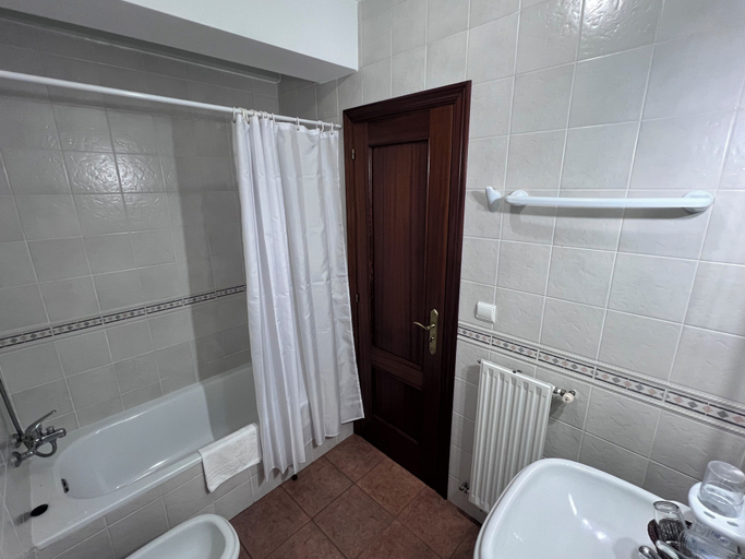 Bathroom 3, Fogar dos Antigos, A Coruña