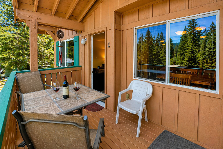 Outdoor dining 3, Suite Serenity 3 Bedroom Condo by NW Comfy Cabins by RedAwning, Chelan