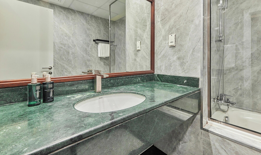 Bathroom 4, bnbme - Emirates Crown - 2BR & Maid Room, Dubai