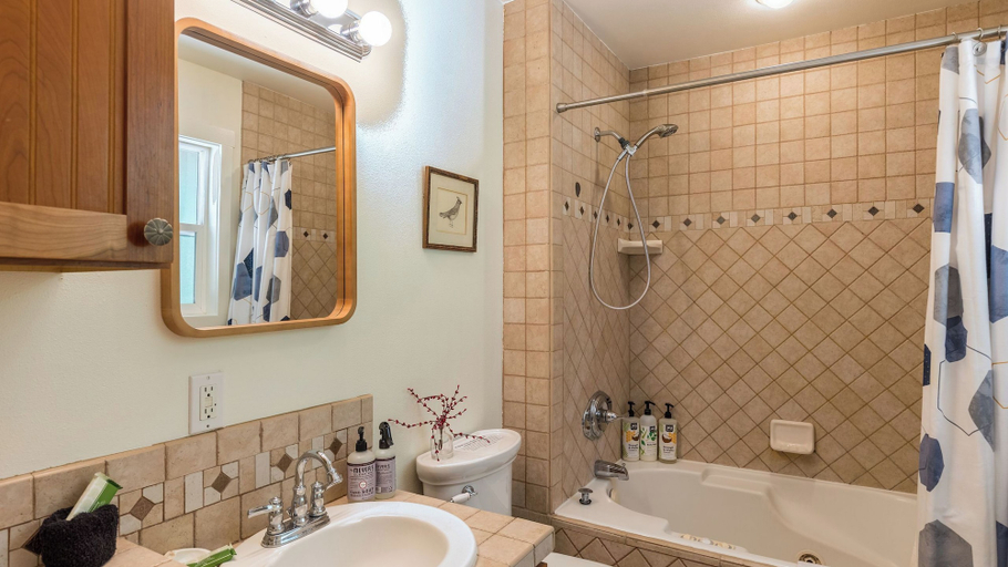 Bathroom, Mid-century Beach Cabin by Avantstay Walk to Beach, Island