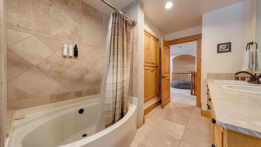Bathroom 4, 5 Mins to Ski Resort Ping Pong, Pool Table, Deck Donner Ridge by Avantstay, Nevada