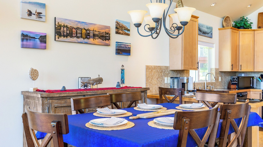 Food & Drinks 5, Harborview Getaway by Avantstay Walk to Beach, Island