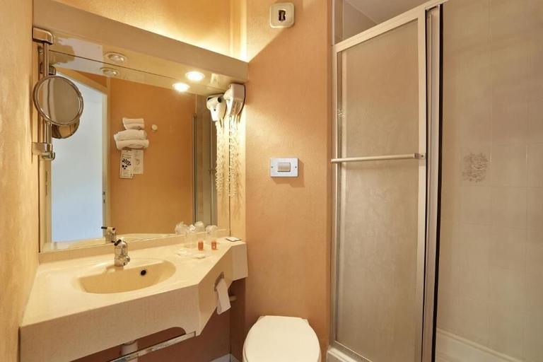 Bathroom 5, Hôtel IKAR Blois Sud, Loir-et-Cher