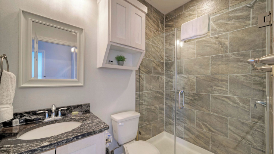 Bathroom 4, 6bdr, Balcony w/ Bay View, Shared Pool + Boat Dock Keeper Red by Avantstay, Nueces