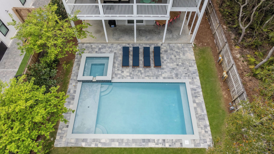 Sport & Beauty 5, Dolphin Days by Avantstay Pool, 0.2mi to Beach!, Okaloosa