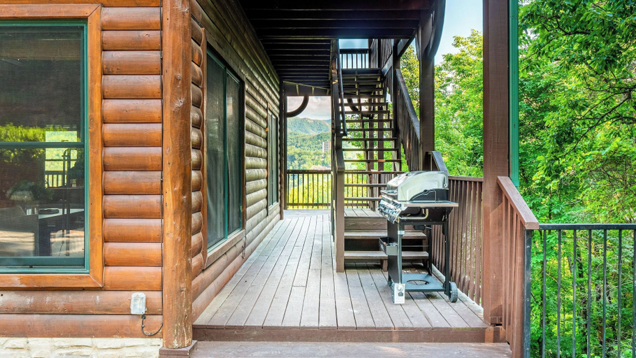Exterior & Views 2, Hickory Ridge by Avantstay Sleeps 20! Incredible Private Elevated Cabin, Sevier