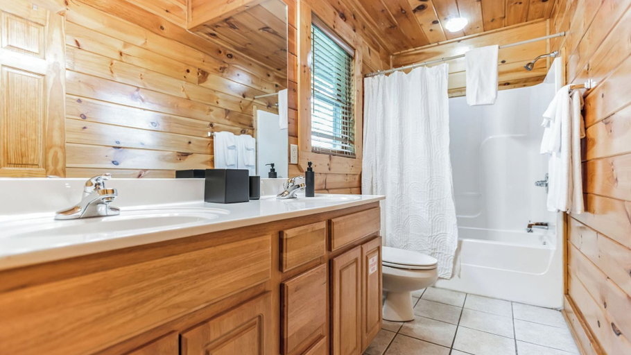 Bathroom 4, Summit View Way by Avantstay Resort Cabin w/ Hot Tub, Pool Table, Deck Views, Sevier