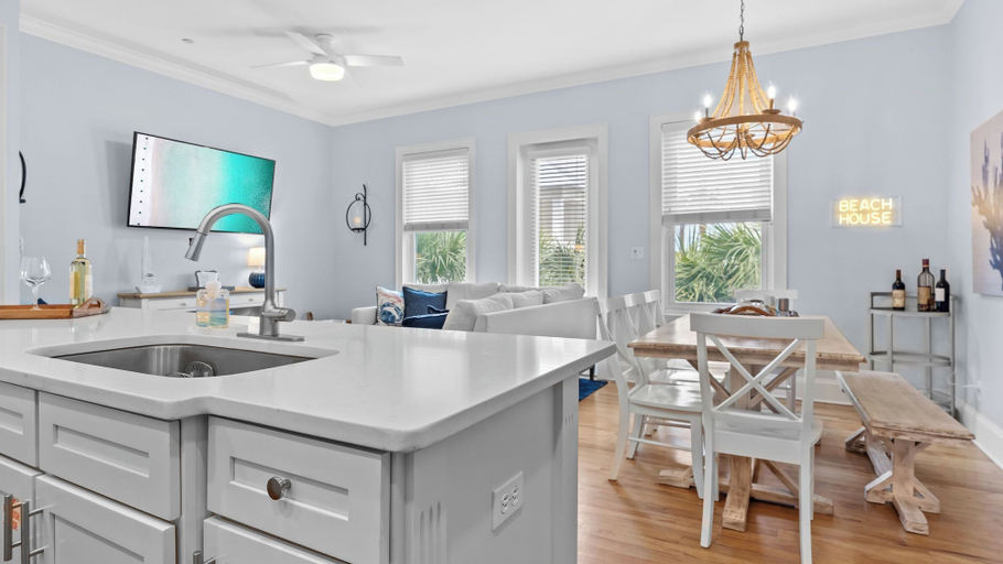 Others 5, Emerald Paradise 2 Blocks to Beach Rooftop Patio + Pool Access Sleeps 10, Walton