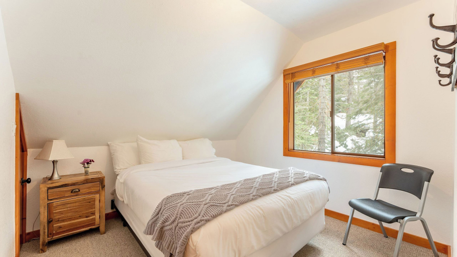 Bedroom 2, Minutes to Skiing & Lake Hot Tub, Fire Pit, Deck Indigo Owl by Avantstay, Placer