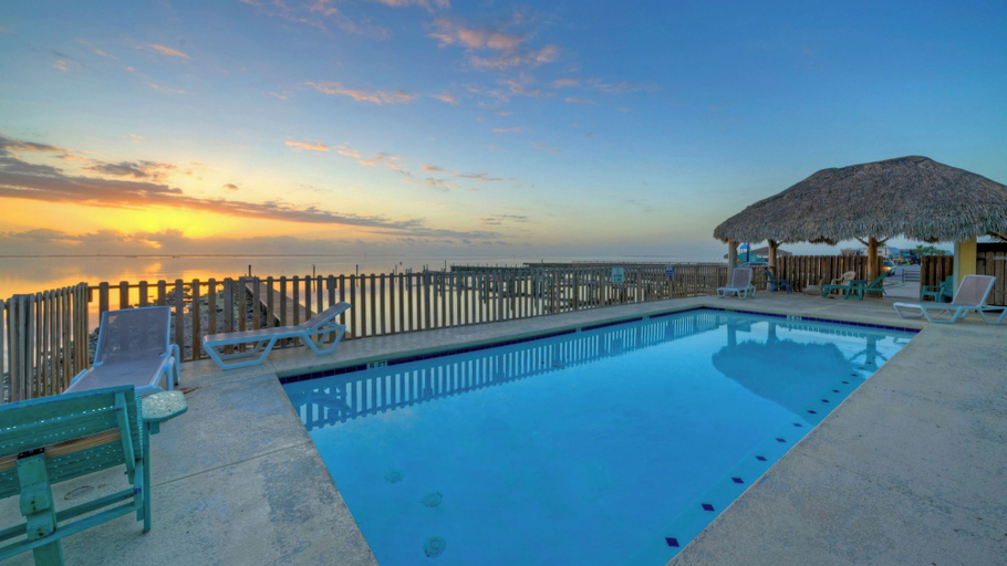Sport & Beauty 5, Balcony w/ Bay View Shared Pool + Boat Dock Fat Flounder by Avantstay, Nueces