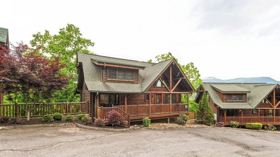 Exterior & Views 2, Summit View Way by Avantstay Resort Cabin w/ Hot Tub, Pool Table, Deck Views, Sevier
