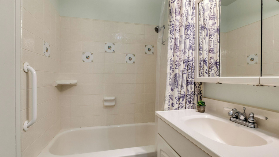 Bathroom 4, Goleta Getaway by Avantstay Private Backyard, 1.5mi to the Beach!, Santa Barbara