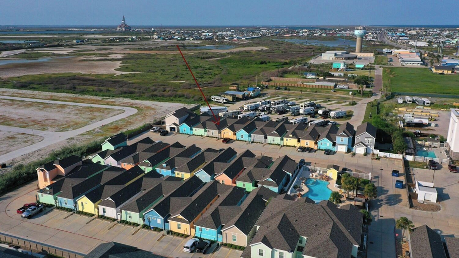 Exterior & Views 2, Shared Resort-style Pool, Playground, Patio w/ Bar Tidal Times by Avantstay, Nueces