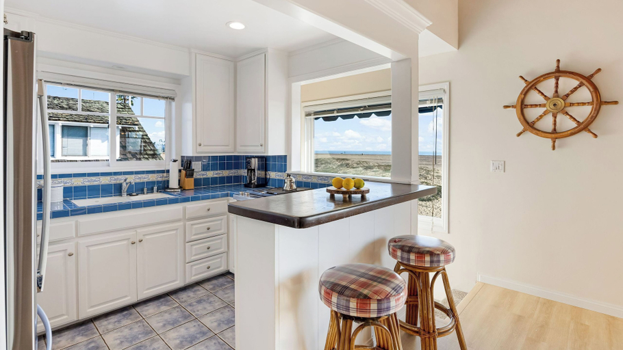 Interior 2, Oceanfront Atelier by Avantstay Beachfront Balboa Peninsula Escape, Orange