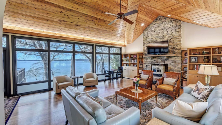 Others 5, Landover Lodge by Avantstay Waterfront + Dock, Iredell