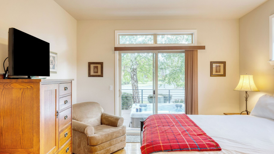 Bedroom 3, Deck + Hot Tub Community Golf Course Forest Ridge Loop, Deschutes