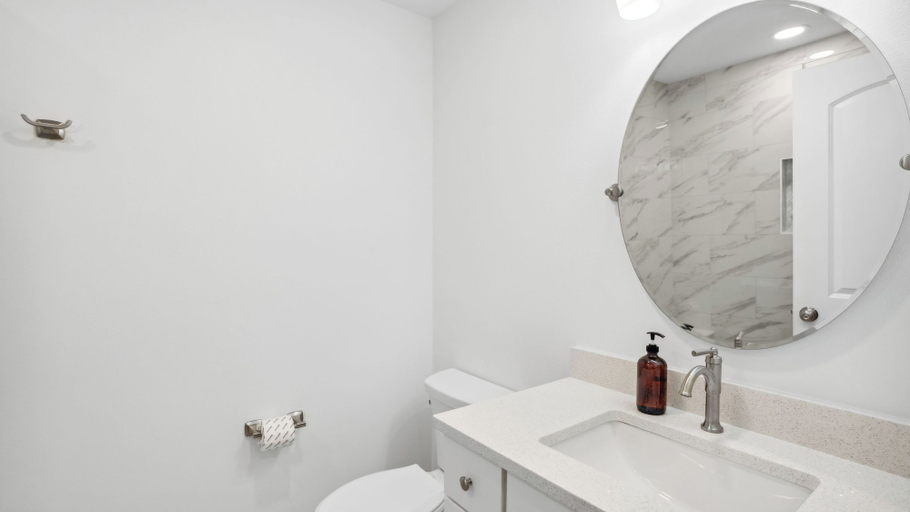 Bathroom 4, Dolphin Days by Avantstay Pool, 0.2mi to Beach!, Okaloosa