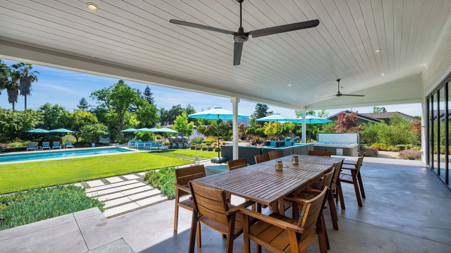Food & Drinks 5, Luxe, Pool, Spa, Fire Pit, Game Room, Piano Sonoma Pool Retreat by Avantstay, Sonoma