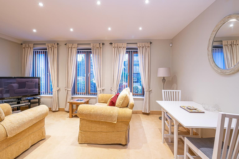 Others 5, Central Apartment with Parking by Guestz, Cheshire West and Chester