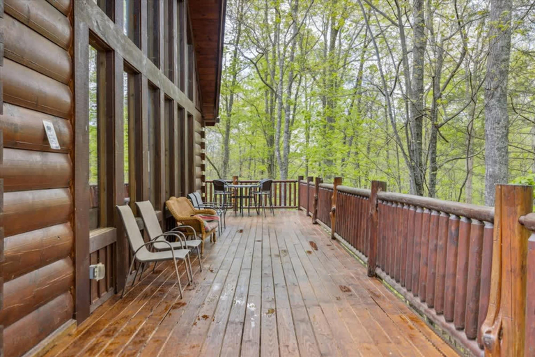 Room 5, Looky Yonder Cabin by Beyond Expectations With Hot Tub, Sevier