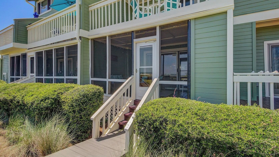 Exterior & Views 2, 11B Mariners Walk by Avantstay Direct Beach Access! Views Communal Pool, Charleston