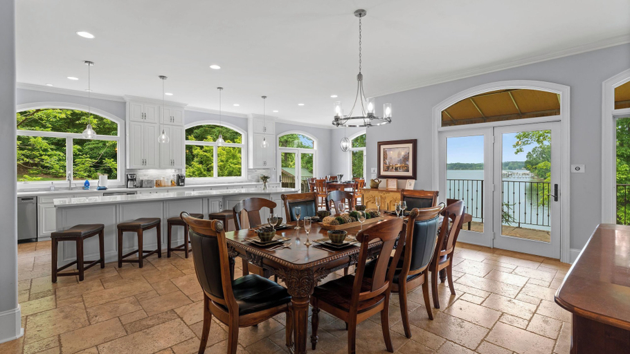 Food & Drinks 5, Flip Flop Therapy by Avantstay Lakefront Home w/ Game Room & Dock Access, Iredell