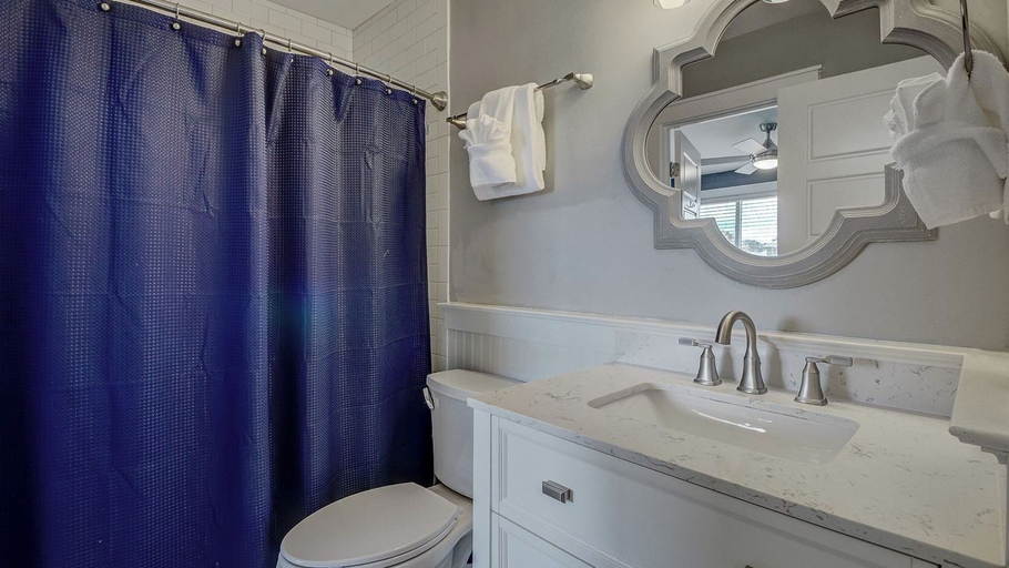 Bathroom 4, 11B Mariners Walk by Avantstay Direct Beach Access! Views Communal Pool, Charleston