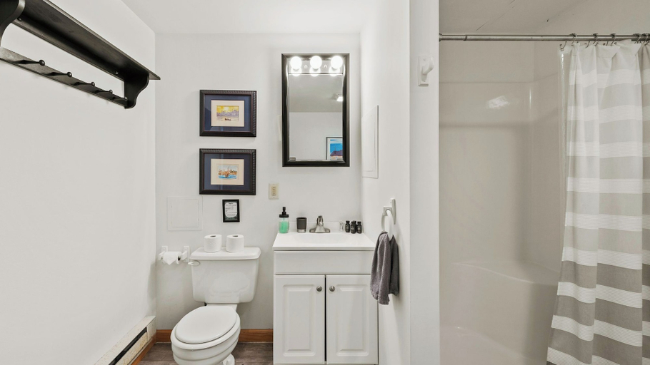 Bathroom 4, Waterside Haven by Avantstay Lakefront, Hot Tub, Game Room, Fire Pit, Monroe