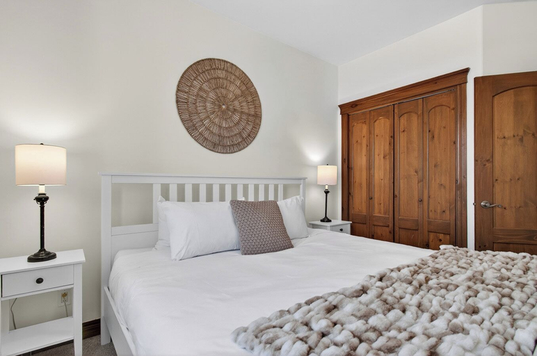 Room 5, Les Manoirs Unit 9, Les Laurentides