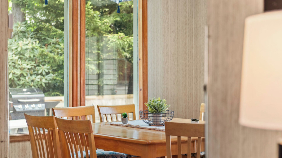 Food & Drinks 5, Harmony Ridge by Avantstay Fireplace, Large Deck & Forest Views, Carbon