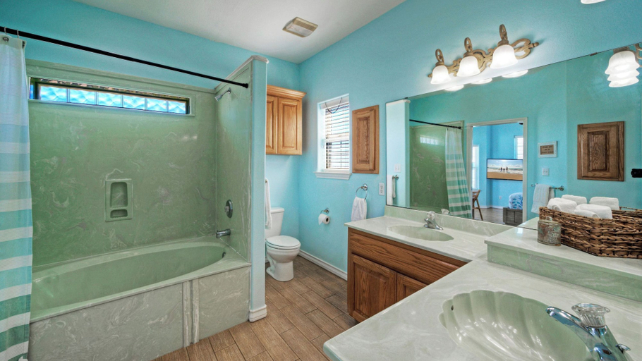 Bathroom, Point Break by Avantstay Ocean View Escape Game Garage Golf Cart Zone, Nueces