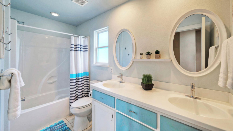 Bathroom 4, Gated Community w/ Pool 5mins to Beach Latitude Adjustment by Avantstay, Nueces