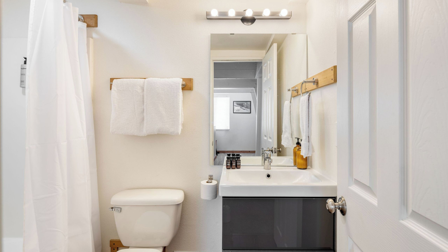 Bathroom 4, Chickadee by Avantstay Modern A-frame Cabin, Placer