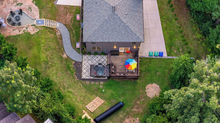 Exterior & Views 2, Hot Tub, Fire Pit, Mountain Views, 10min to AVL Modern Escape by Avanstay, Buncombe