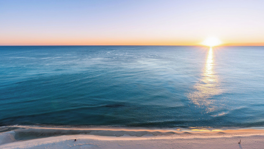 Interior 2, Beachfront Tidewater Resort Condo w/ Pools, Beach Gear, Hot Tubs & Pier Park Nearby Tidewater Beach by Avantstay, Bay
