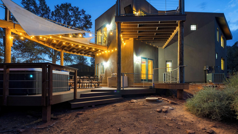 Exterior & Views 2, Pool Table + Hot Tub + Scenic Views Cathedral View by Avantstay, Yavapai