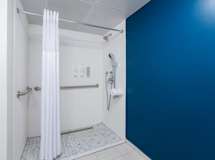 Bathroom 3, Spark by Hilton Ponce