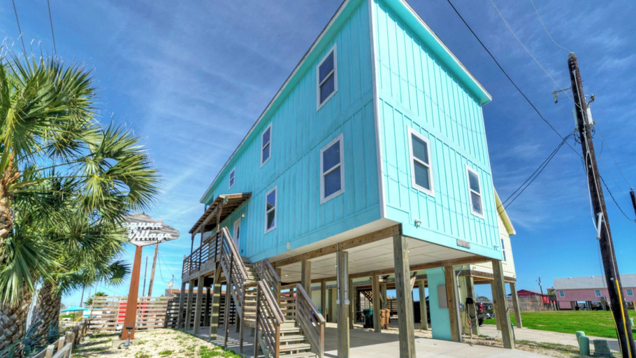 Exterior & Views 2, 6bdr Bay Haven w/ Shared Waterfront Pool + Boat Dock Keeper Trout by Avantstay, Nueces