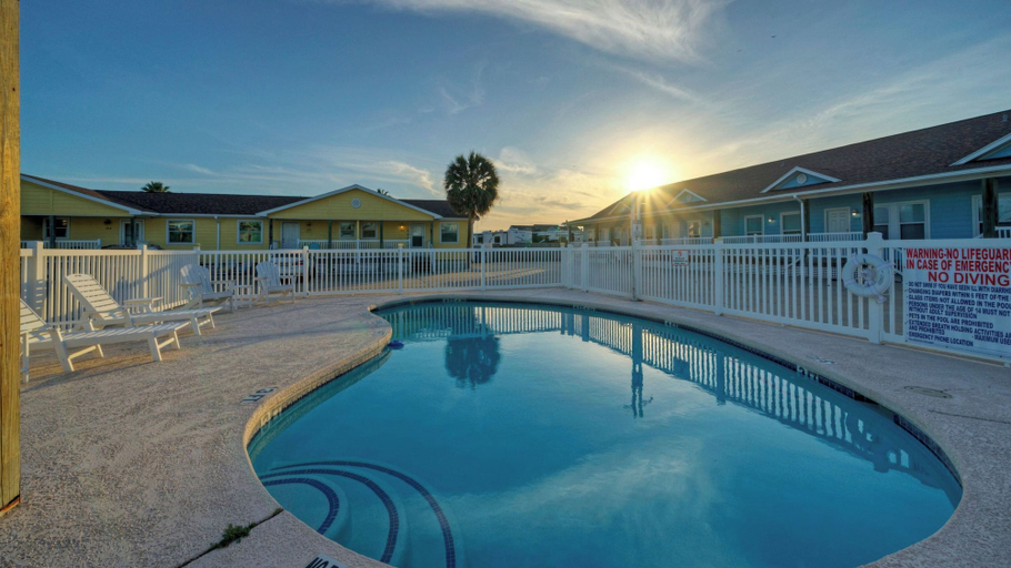 Sport & Beauty 5, Stylish 2BR Coastal Getaway w/ Pool & Prime Location Lazy Fun, Nueces