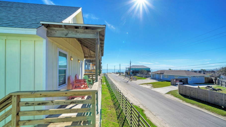 Interior 2, Shared Waterfront Pool and Boat Dock, Balcony w/ View Yellowfin by Avantstay, Nueces