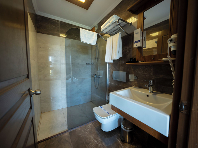 Bathroom 3, Otel Azmakhan, Ula