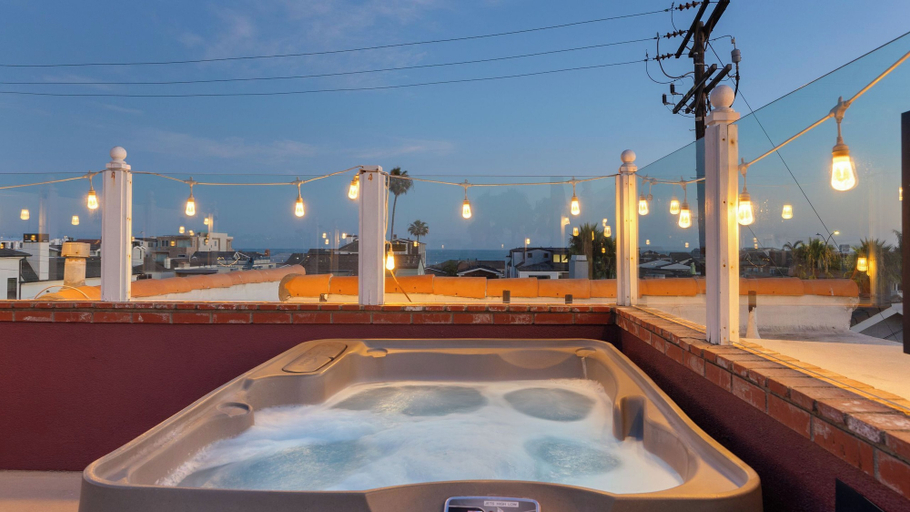 Sport & Beauty, Shoreline Villa by Avantstay Steps to the Beach, Bay, & Pier!, Orange
