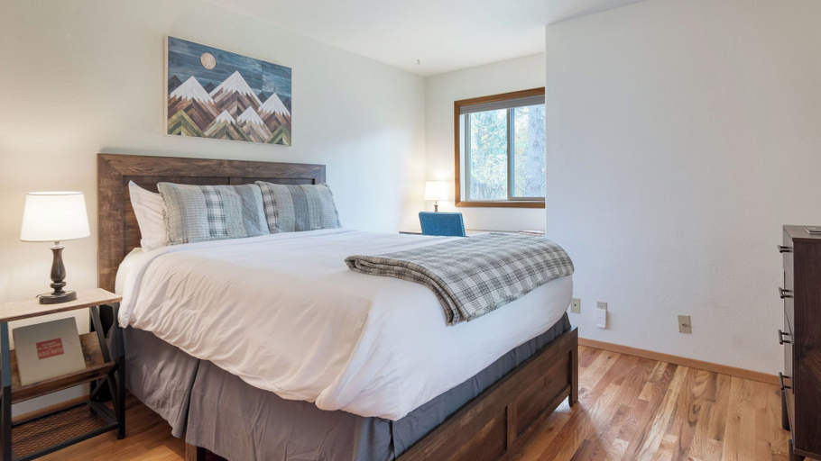 Bedroom 4, Private Boat Ramp Access Hot Tub, Fire Pit, Deck River Meadows by Avantstay, Deschutes