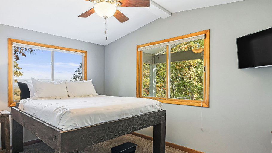 Bedroom 3, Cabin in the Sky by Avantstay Deck w/ Views, Buncombe