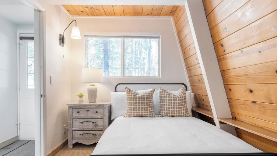 Bedroom 4, Chickaree by Avantstay A-frame w/ Mountain Views, Placer