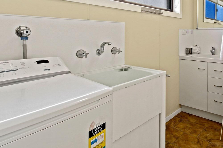 Bathroom 4, Ocean Bridge Lakes Entrance, E. Gippsland - Bairnsdale