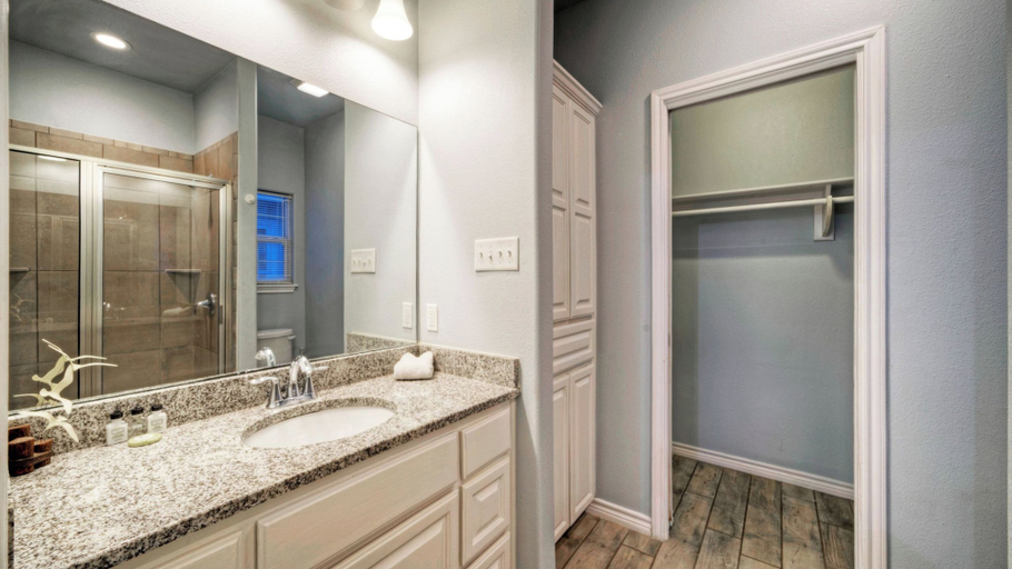 Bathroom, Waterfront Shared Pool w/ Bay Views, Boat Dock Oscar's Lodge by Avantstay, Nueces