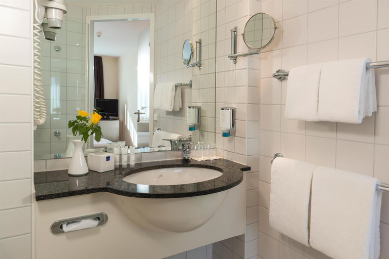 Bathroom 5, Essential by Dorint Berlin-Adlershof, Berlin