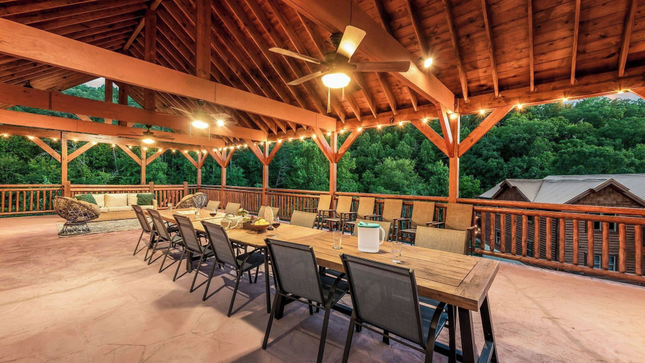 Food & Drinks 5, Smokeys Paradise by Avantstay Sleeps 22 + Pool, Sevier